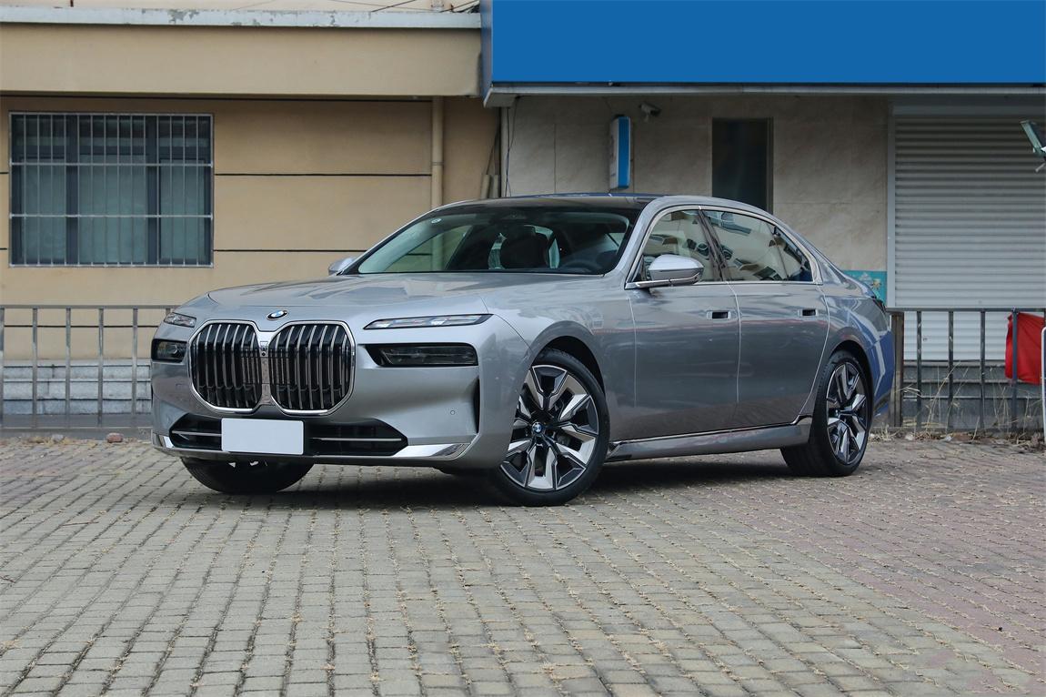 宝马7系2023款价格及图片大全-735Li是2023款宝马7系的最低配，但价格并不算低，上路总价超90万